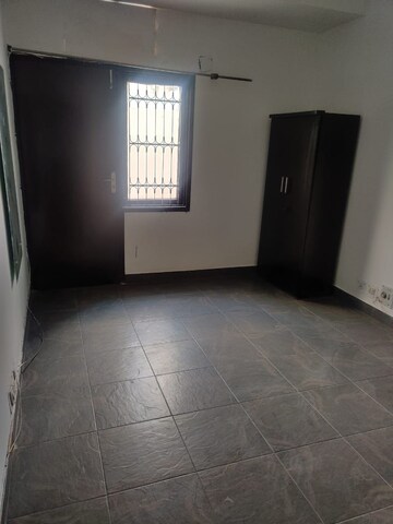Room in 5 BHK Builder Floor at Sector 25 – for Rent