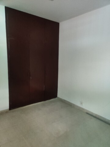 Room in 5 BHK Builder Floor at Sector 25 – for Rent