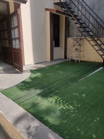Room in 5 BHK Builder Floor at Sector 25 – for Rent