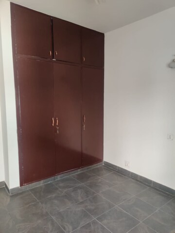 Room in 5 BHK Builder Floor at Sector 25 – for Rent