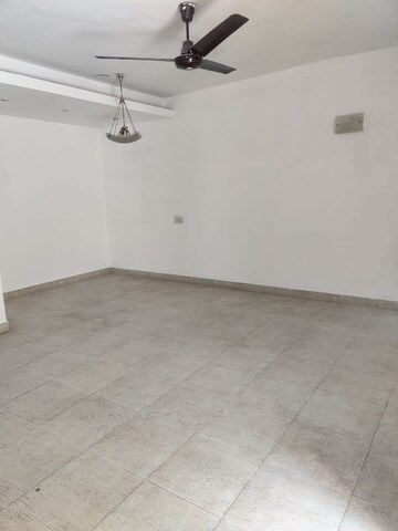 Room in 5 BHK Builder Floor at Sector 25 – for Rent