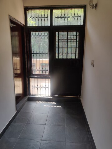Room in 5 BHK Builder Floor at Sector 25 – for Rent