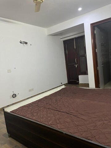 Room in 3 BHK Builder Floor at Sector 42 – for Rent