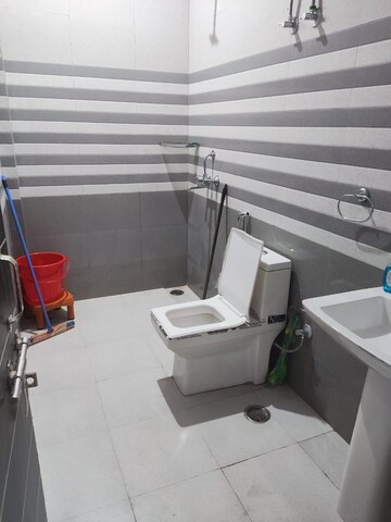 Team Area in 3 BHK Apartment at Sector 47 – for Rent