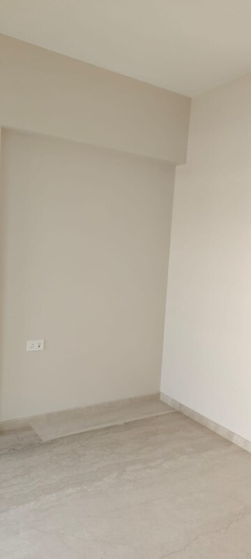 Room in 3 BHK Apartment at Khar West – for Sale