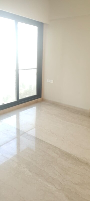 Room in 3 BHK Apartment at Khar West – for Sale
