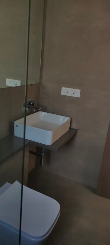 Team Area in 3 BHK Apartment at Khar West – for Sale