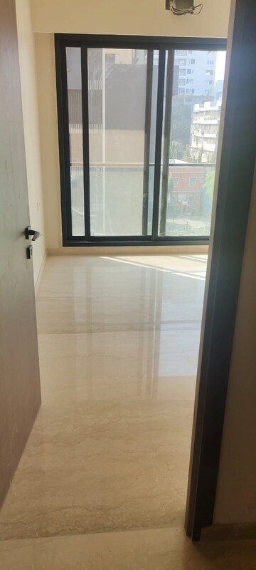 Room in 3 BHK Apartment at Khar West – for Sale