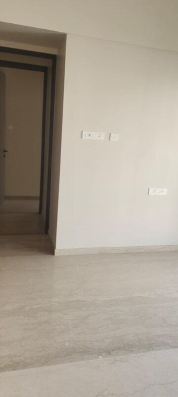 Room in 3 BHK Apartment at Khar West – for Sale