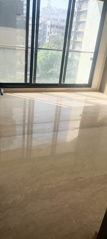 Room in 3 BHK Apartment at Khar West – for Sale
