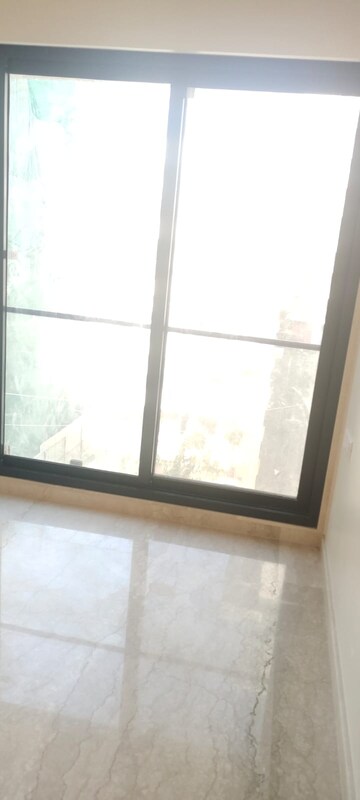 Room in 3 BHK Apartment at Khar West – for Sale