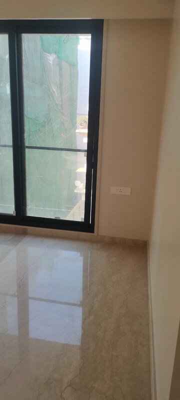 Room in 3 BHK Apartment at Khar West – for Sale