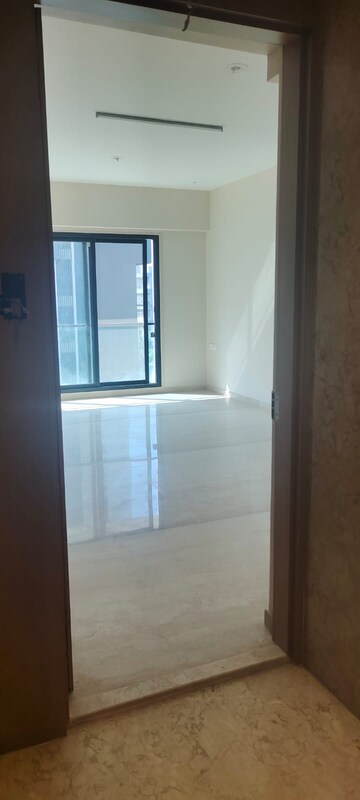 Room in 3 BHK Apartment at Khar West – for Sale