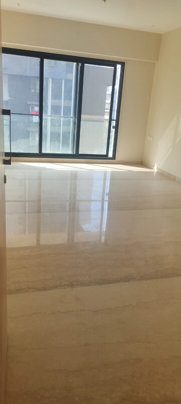 Room in 3 BHK Apartment at Khar West – for Sale