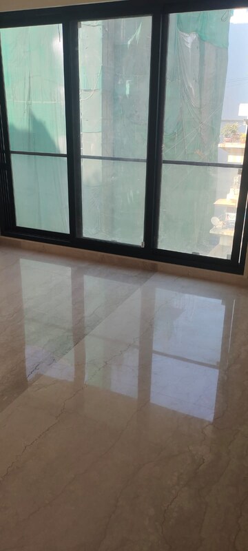 Room in 3 BHK Apartment at Khar West – for Sale