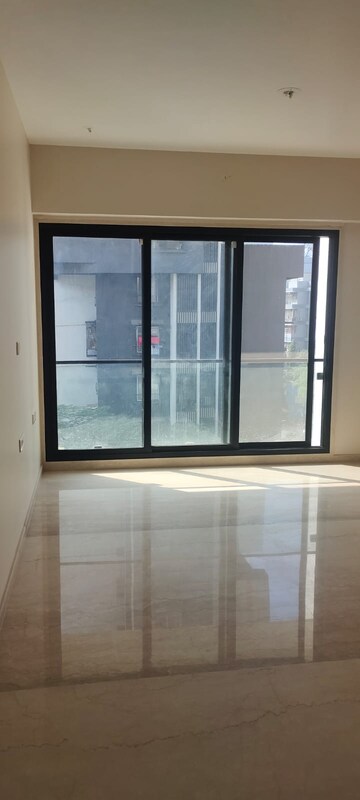 Room in 3 BHK Apartment at Khar West – for Sale