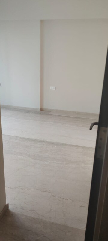Room in 3 BHK Apartment at Khar West – for Sale