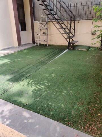 Room in 5 BHK Builder Floor at Sector 25 – for Rent