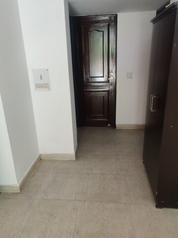 Room in 5 BHK Builder Floor at Sector 25 – for Rent
