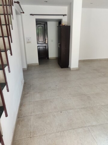 Room in 5 BHK Builder Floor at Sector 25 – for Rent