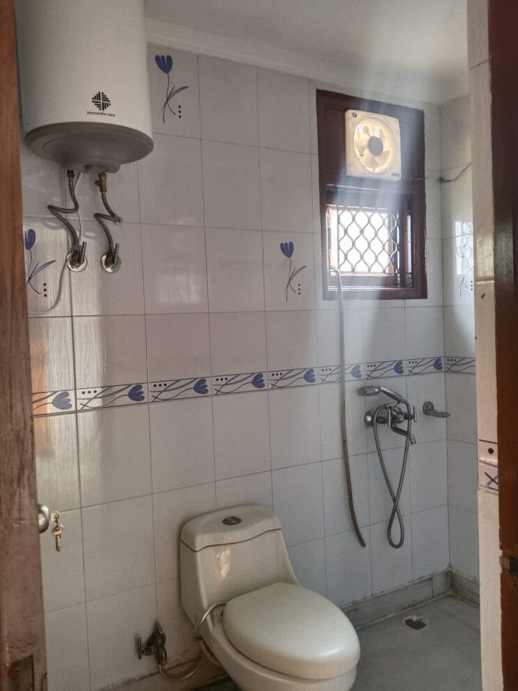 Bathroom, ber sarai 1 Bedroom 500 Sq.Ft. Builder Floor In Ber Sarai Delhi 8068747