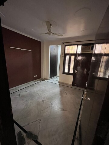 Room in 3 BHK Builder Floor at Sainik Colony – for Rent