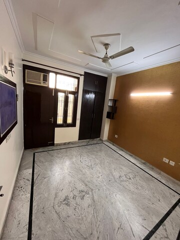 Room in 3 BHK Builder Floor at Sainik Colony – for Rent