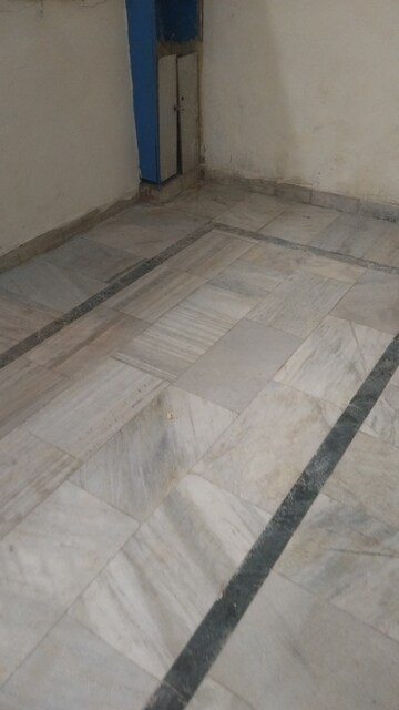 Bathroom in 1.5 BHK Apartment at Arun Vihar Sector 37, Sector 37 – for Rent