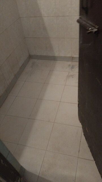 Bathroom in 1.5 BHK Apartment at Arun Vihar Sector 37, Sector 37 – for Rent