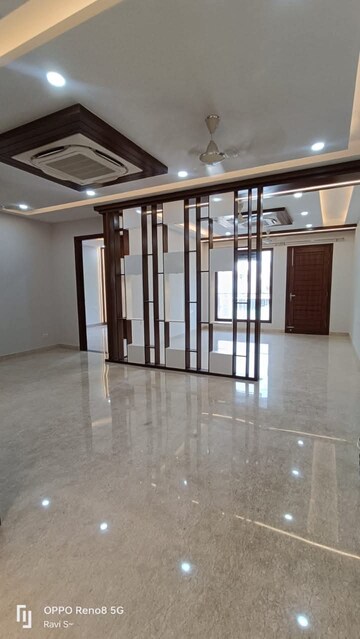 Room in 4 BHK Builder Floor at Ansal Plaza Sector-23, Sector 23 – for Rent
