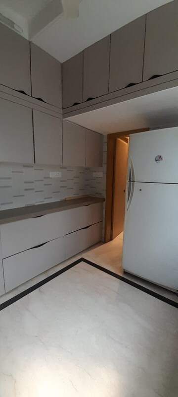 Room in 2 BHK Apartment at Peninsula Salsette 27, Byculla – for Rent