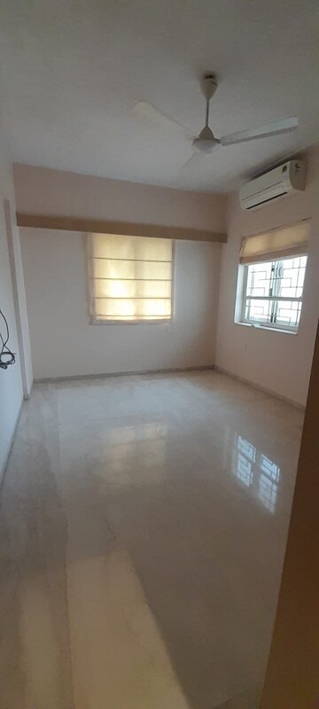 Room in 2 BHK Apartment at Peninsula Salsette 27, Byculla – for Rent