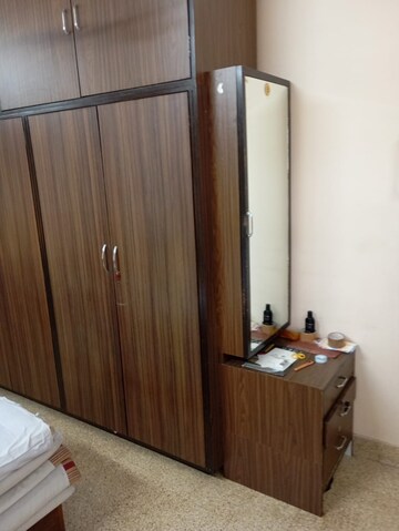 Furnished Amenities in 2 BHK Apartment at Peninsula Salsette 27, Byculla – for Rent