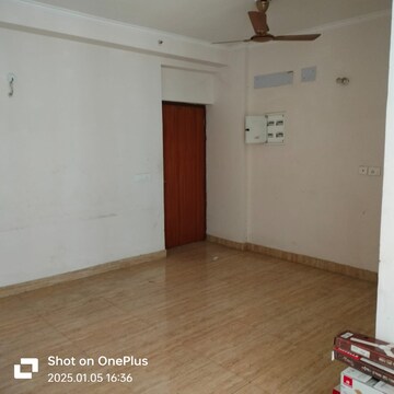 Room in 2 BHK Apartment at Amrapali Golf Homes, Sector 4, Greater Noida – for Rent