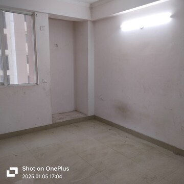 Room in 2 BHK Apartment at Amrapali Golf Homes, Sector 4, Greater Noida – for Rent