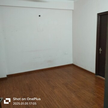 Room in 2 BHK Apartment at Amrapali Golf Homes, Sector 4, Greater Noida – for Rent