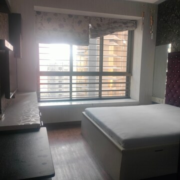 Room in 2.5 BHK Apartment at Oberoi Springs, Andheri West – for Rent