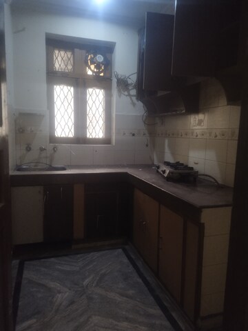 Kitchen in 2.5 BHK Builder Floor at Sector 43 – for Rent