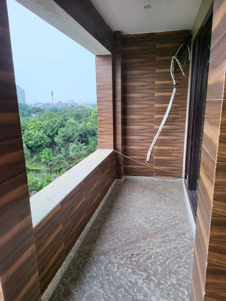 Balcony, sector 40 6+ Bedroom 176 Sq.Mt. Villa In Sector 40 Noida 8069482