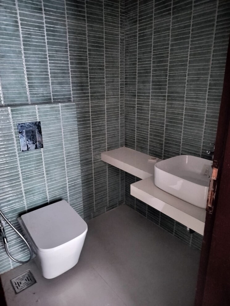 Bathroom, jeevan-sona-apartment 3 Bedroom 1500 Sq.Ft. Apartment In Santacruz West Mumbai 8069530