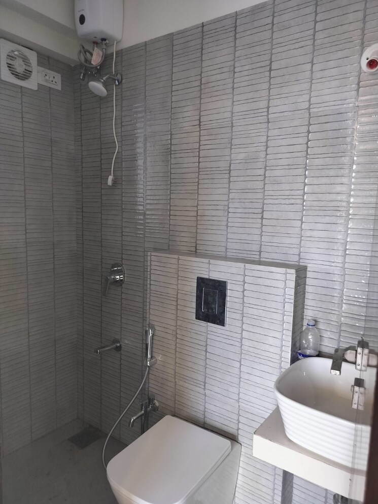 Bathroom, jeevan-sona-apartment 3 Bedroom 1500 Sq.Ft. Apartment In Santacruz West Mumbai 8069530