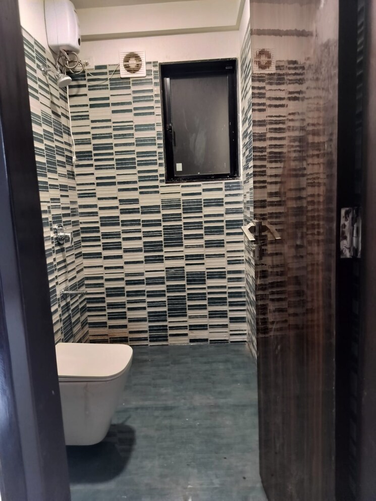 Bathroom, jeevan-sona-apartment 3 Bedroom 1500 Sq.Ft. Apartment In Santacruz West Mumbai 8069530