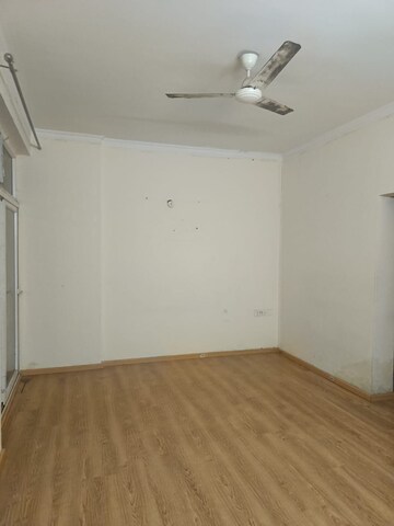 Room in 3 BHK Apartment at Amrapali Silicon City, Sector 76 – for Sale
