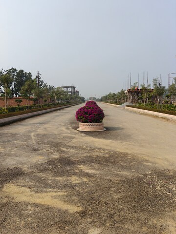 Parking in 6 BHK Villa at Gomti Nagar – for Sale
