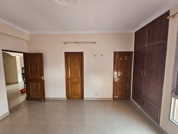 Room in 3.5 BHK Apartment at Surya Lake View Apartment, Gomti Nagar – for Rent