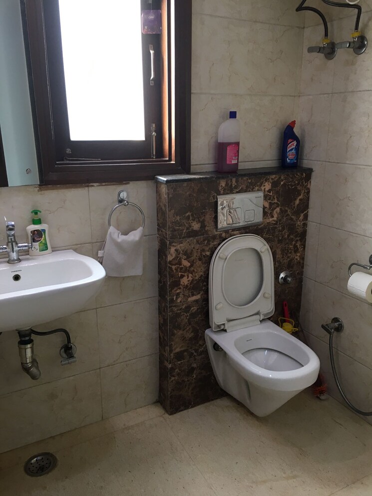 Bathroom, safdarjung enclave 2 Bedroom 950 Sq.Ft. Builder Floor In Safdarjung Enclave Delhi 8069858
