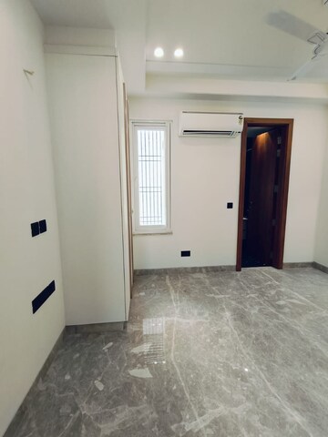 Room in 3 BHK Builder Floor at Safdarjung Enclave – for Rent