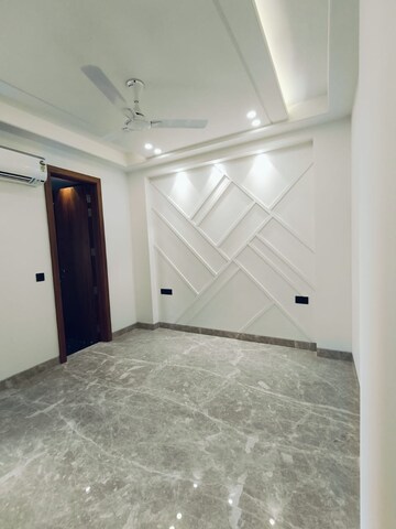 Room in 3 BHK Builder Floor at Safdarjung Enclave – for Rent
