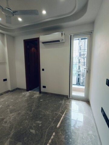 Room in 3 BHK Builder Floor at Safdarjung Enclave – for Rent