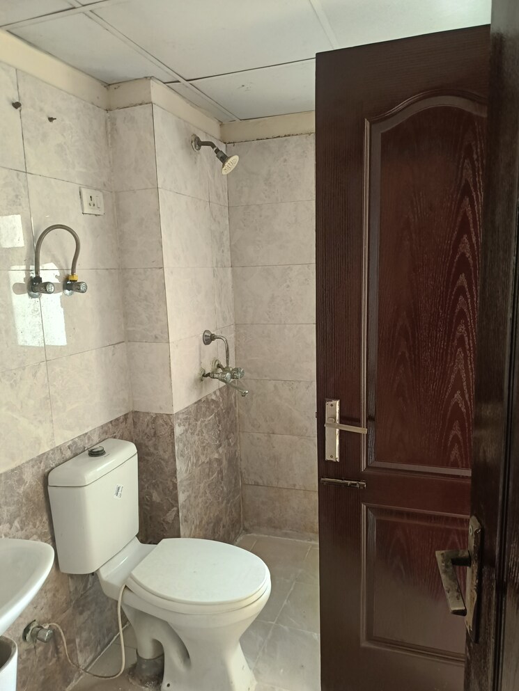 Bathroom, gardenia-golf-city 3 Bedroom 1350 Sq.Ft. Apartment In Sector 75 Noida 8069923